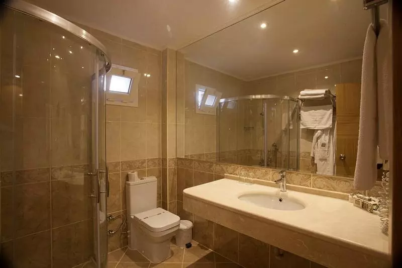 حمام هتل کلاب لتونیا